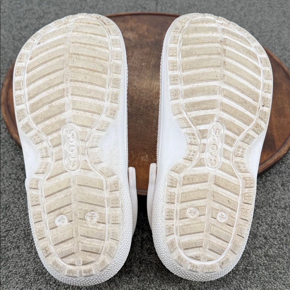 CROCS Shoes Men 6 Wm 8 White Clogs Gray Faux Fur Lining Coffee Camera Daisy - Picture 10 of 11